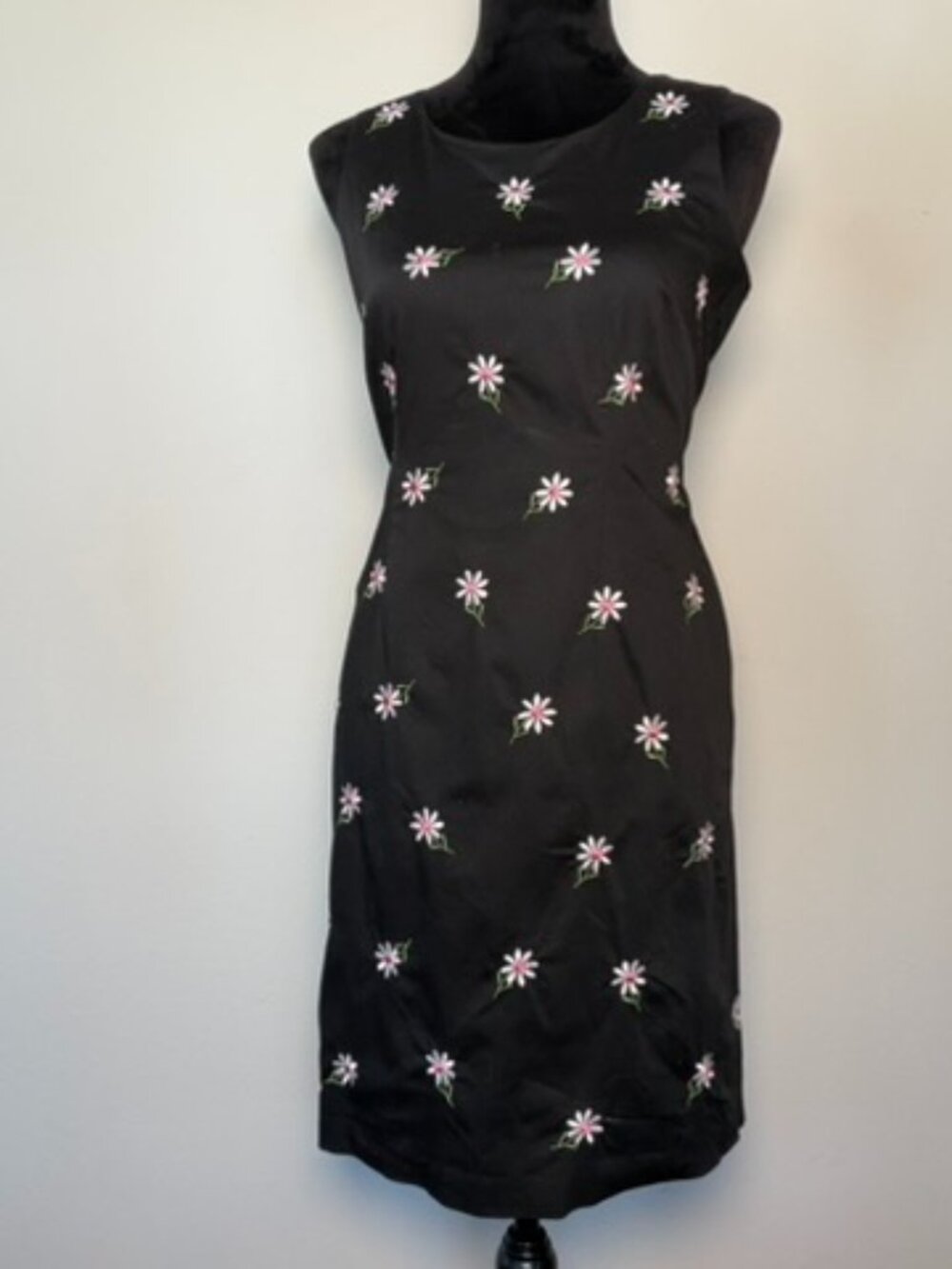 Sag Harbor Dress Petite 6P Black Daisy Embroidered Sleeveless Sheath Floral